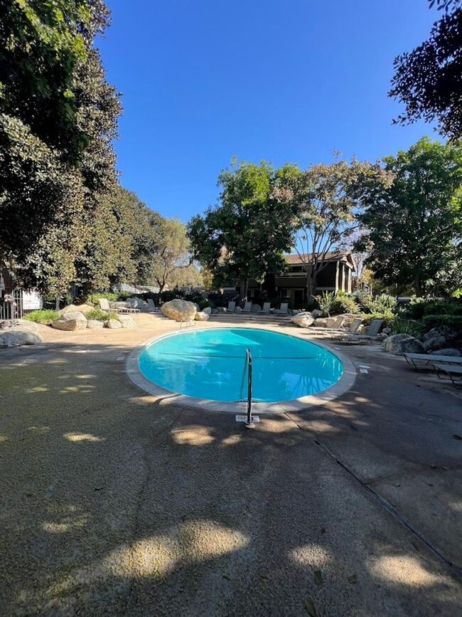 Building Photo - Irvine 2 bedroom with Upgrades