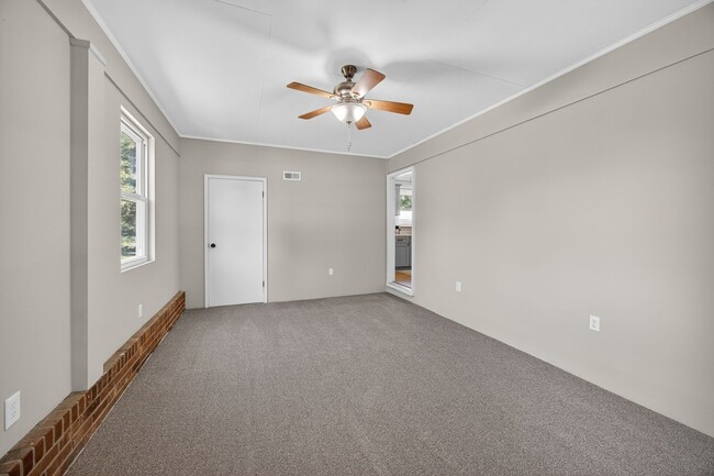 Building Photo - 3 bedroom, 2 bathroom House in Eden!