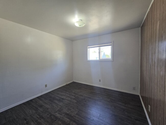 Building Photo - 661 NE Meadow Ave
