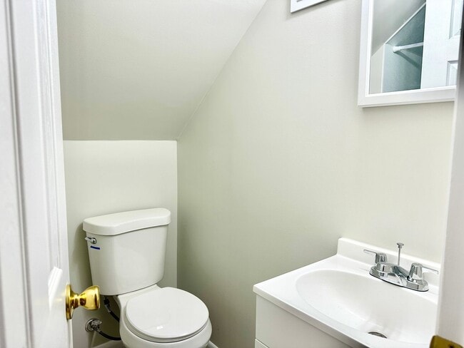 Building Photo - 4 Bed + 2 Bath - Screened in Porch! Pets W...