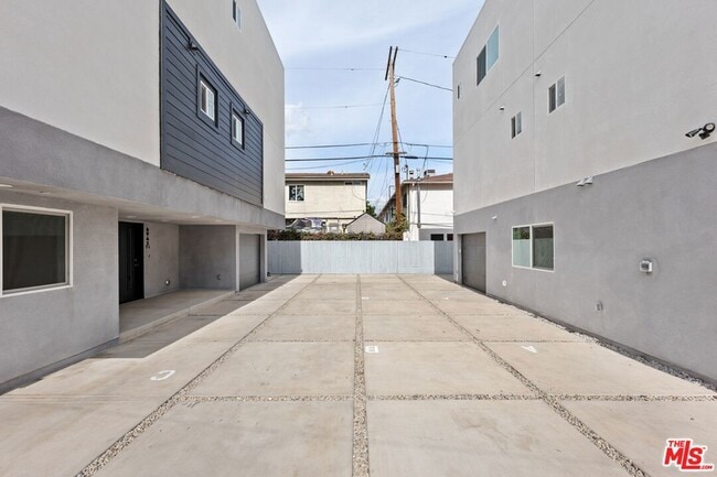 Building Photo - 6941 1/2 Simpson Avenue Unit