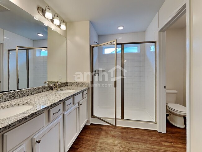 Building Photo - 526 Lateleaf Dr