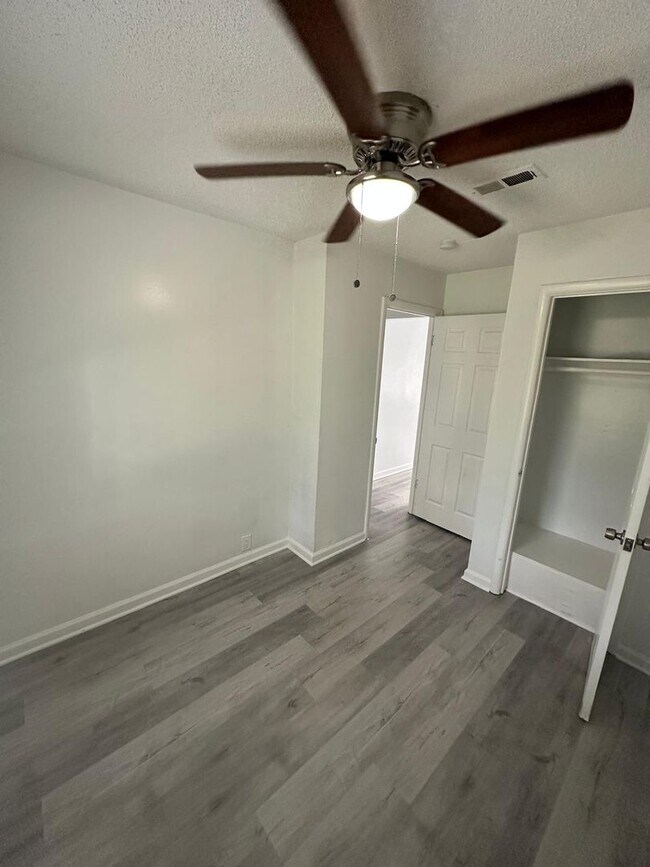 Building Photo - 4 bedroom 1 bath