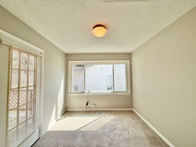Building Photo - 825 Rawls Dr