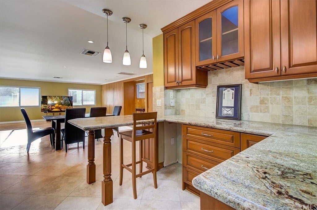 https://my.matterport.com/show/?m=jzeRU6tT8Ln - 1331 N Lincoln St