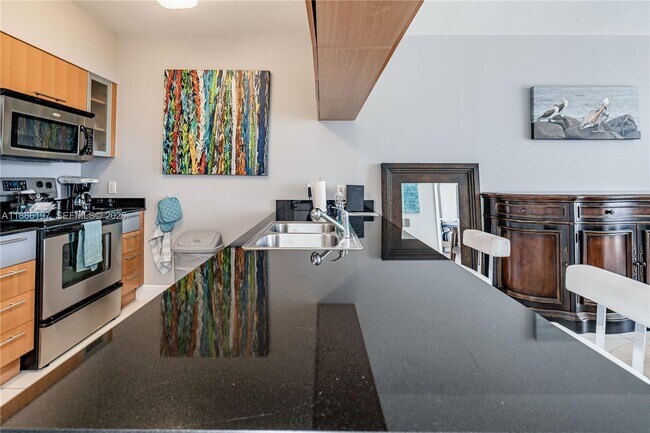 Building Photo - 1750 N Bayshore Dr