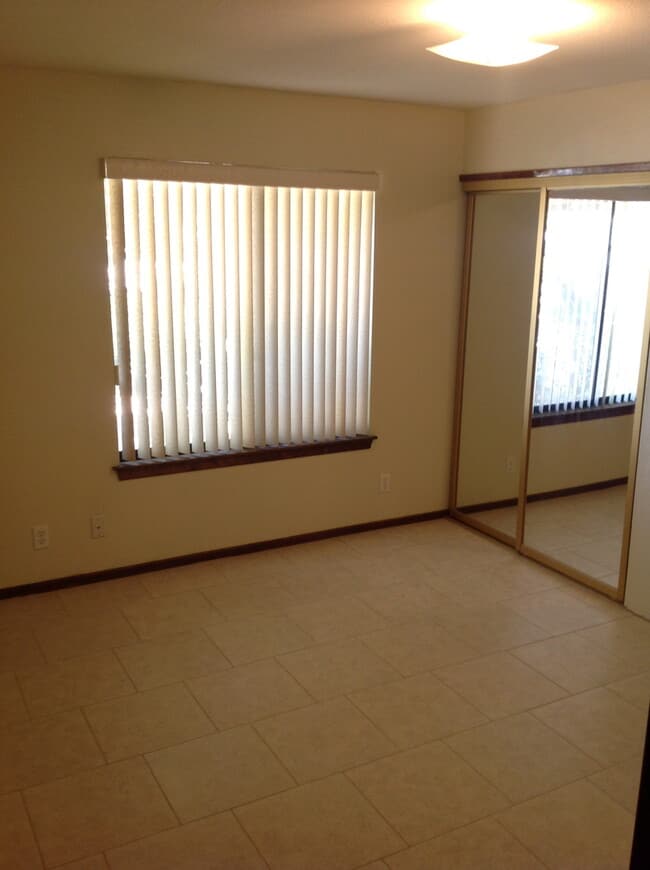 Building Photo - 3 BEDROOM HOME IN SPRING VALLEY LAKE!