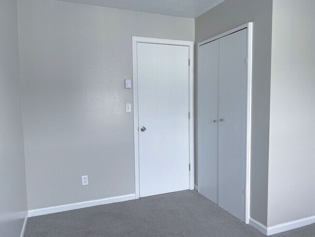 Building Photo - 2 bedroom 1 bath apartment
