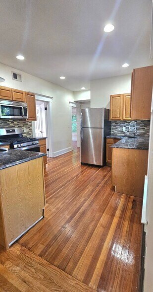 Building Photo - 254 Goffe Terrace
