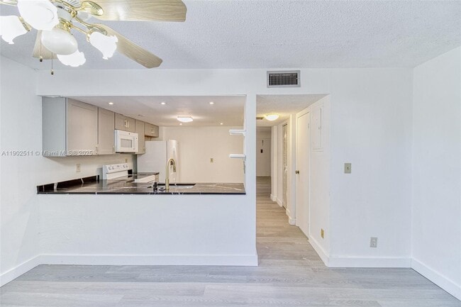 Building Photo - 5209 SW 40th Ave