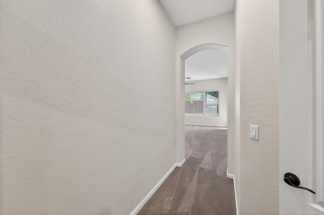 Building Photo - 4385 S Crosscreek Dr