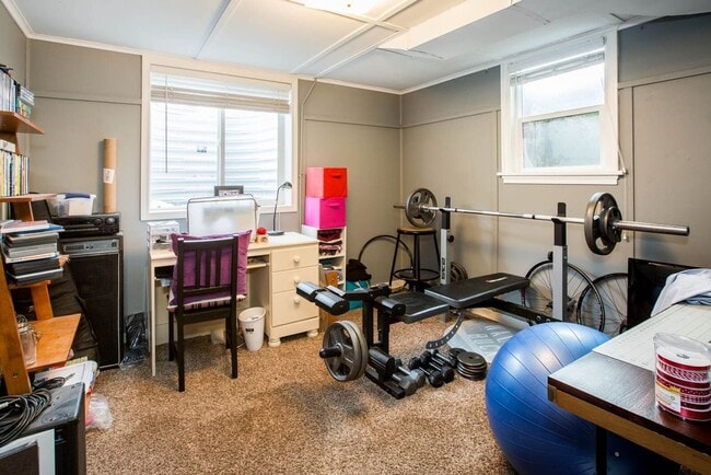 Building Photo - $3,000 - 4 bed / 2 bath Centrally Located Single Family Home in Missoula