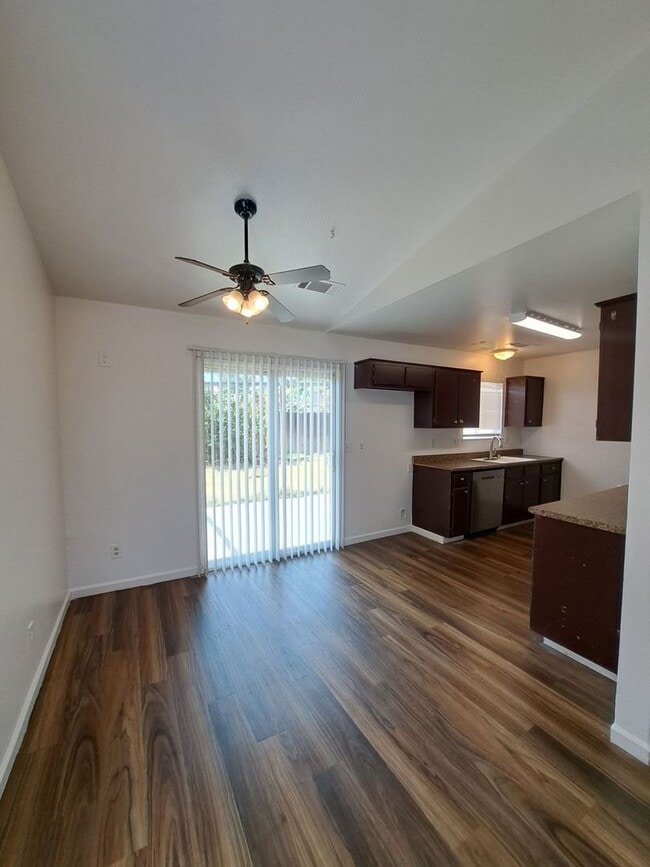 Building Photo - Move-In Special: Rent Reduced + $500 Savin...