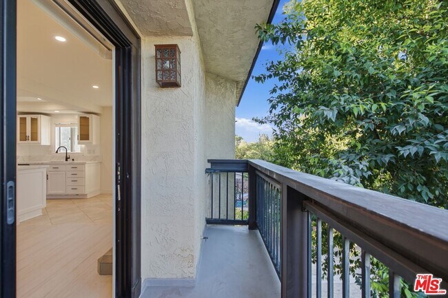 Building Photo - 13025 Moorpark St