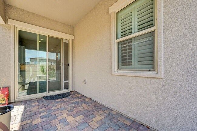 Building Photo - COMFY and NEW 3 Bedroom Home in Skye Canyon!