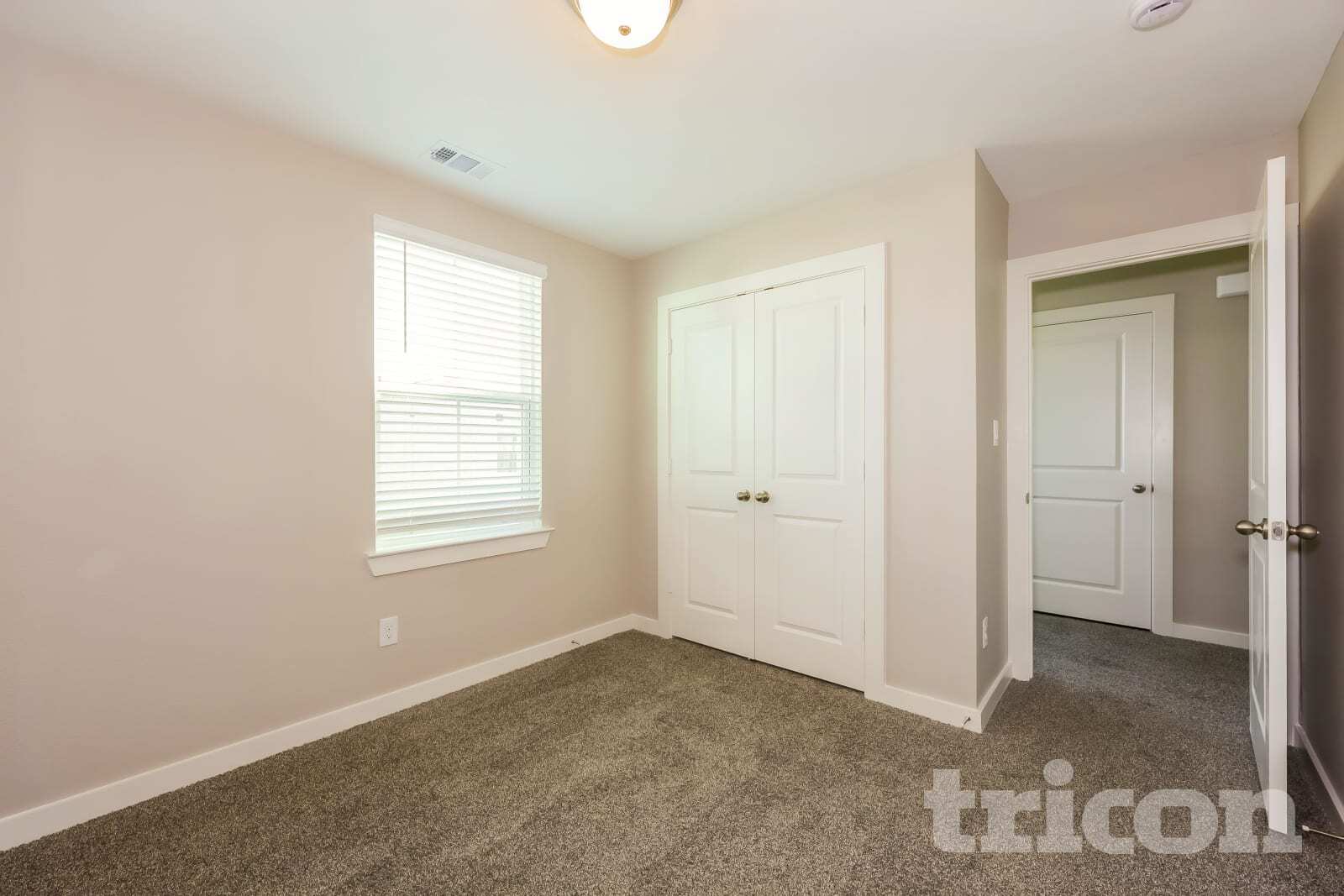 Building Photo - 858 Plum Ln