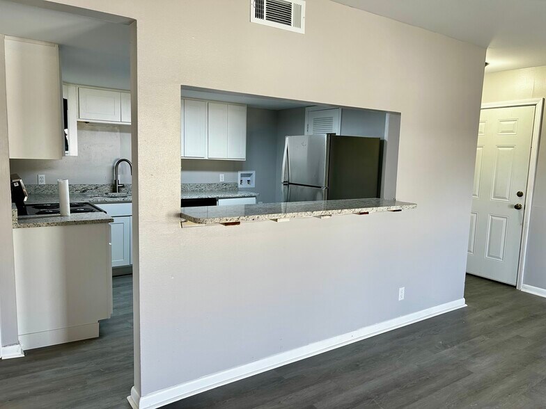 Building Photo - 305 Greenbriar St