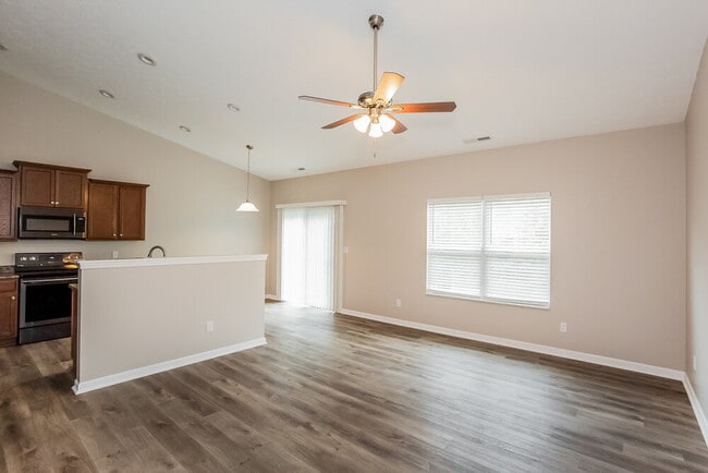 Building Photo - 573 Farnham Dr