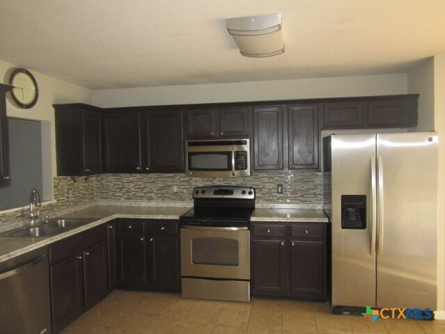 Building Photo - 1213 Fox Creek Dr