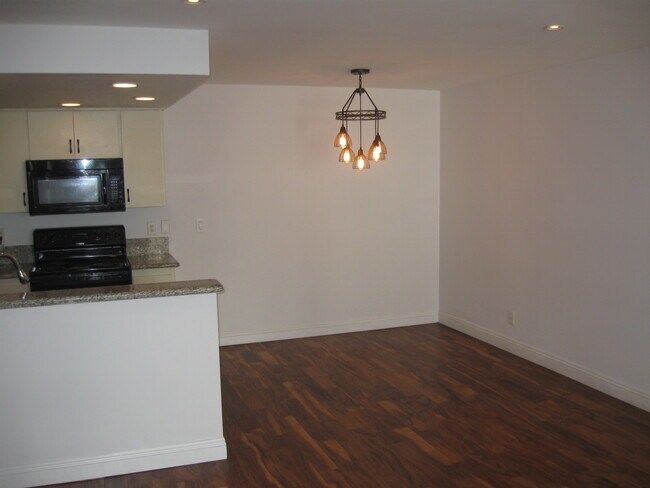 Building Photo - 8530 Holloway Dr