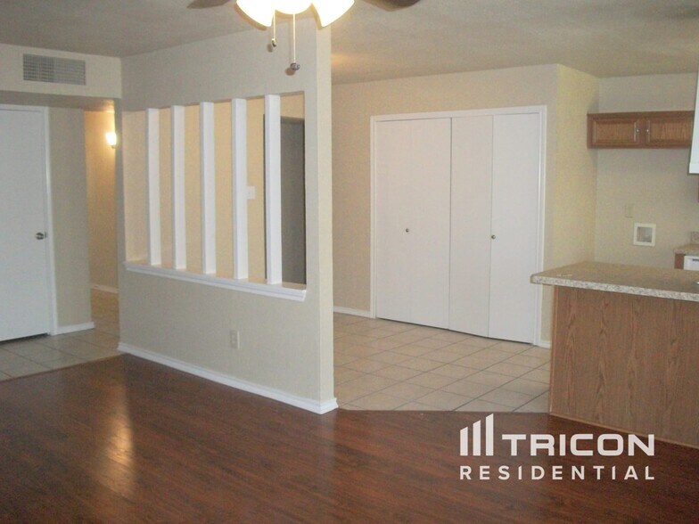 Building Photo - 9215 Sophora Dr