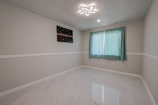 Building Photo - 12055 Fairpoint Dr