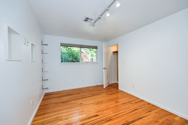 Building Photo - 439 Brien Dr SE