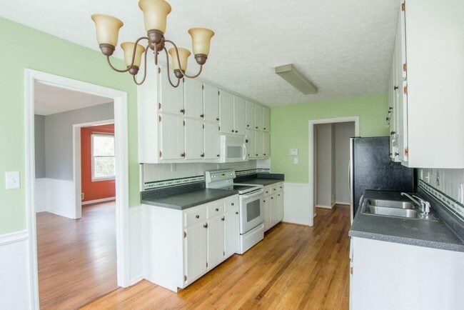 Building Photo - 205 Pinetree Dr