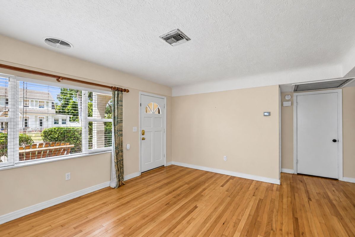 Building Photo - 206 17th Ave NE