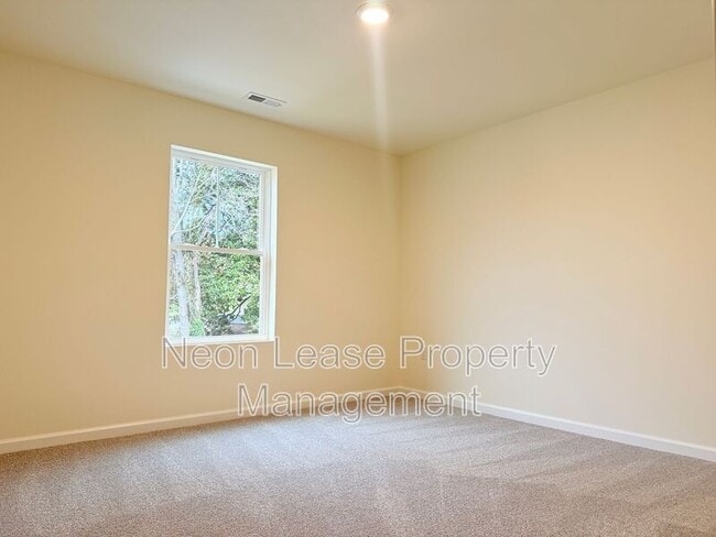 Building Photo - 400 N Walnut St