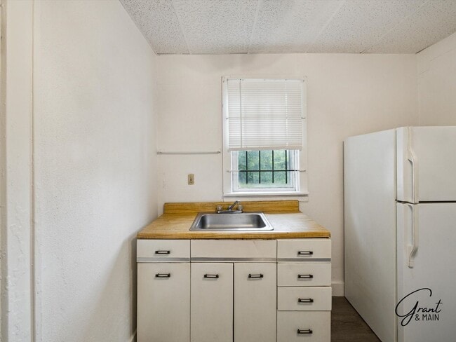 Building Photo - 14702 Winthrop St