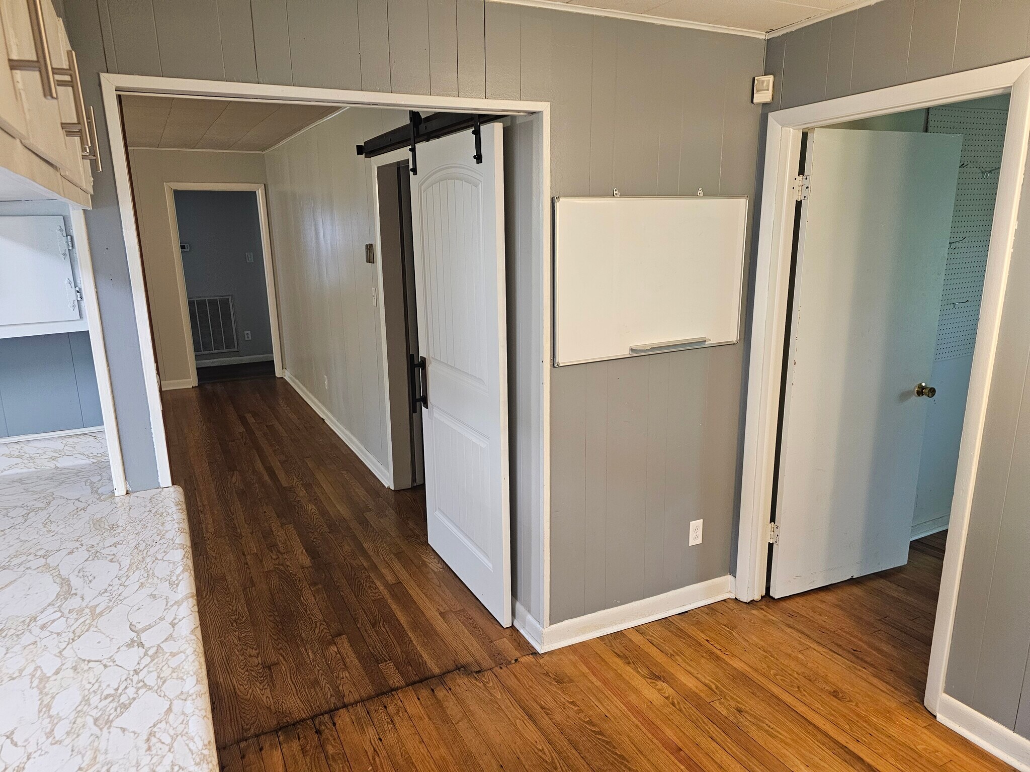 Building Photo - 1927 Lone Oak Rd