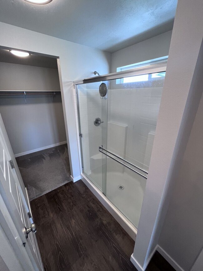 Building Photo - Central Located 4 bed 2.5 bath home