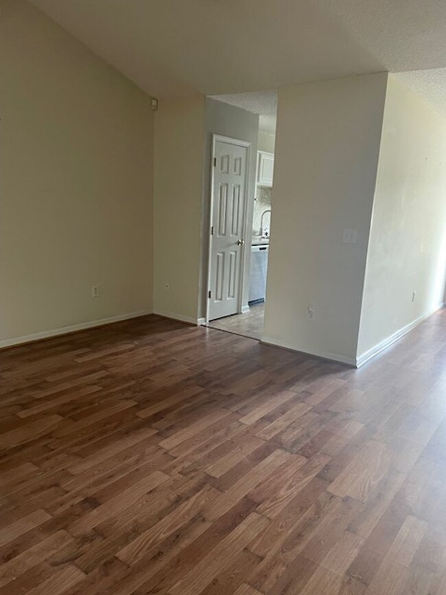 Building Photo - Spacious Townhouse 2 bed/2 bath $1,650 Nea...