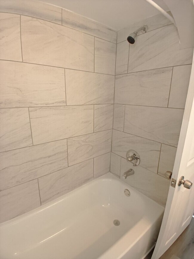 Building Photo - Freshly Renovated 3 Bedroom Bungalow