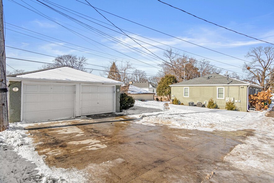Driveway / Garage - 4319 W 36th St