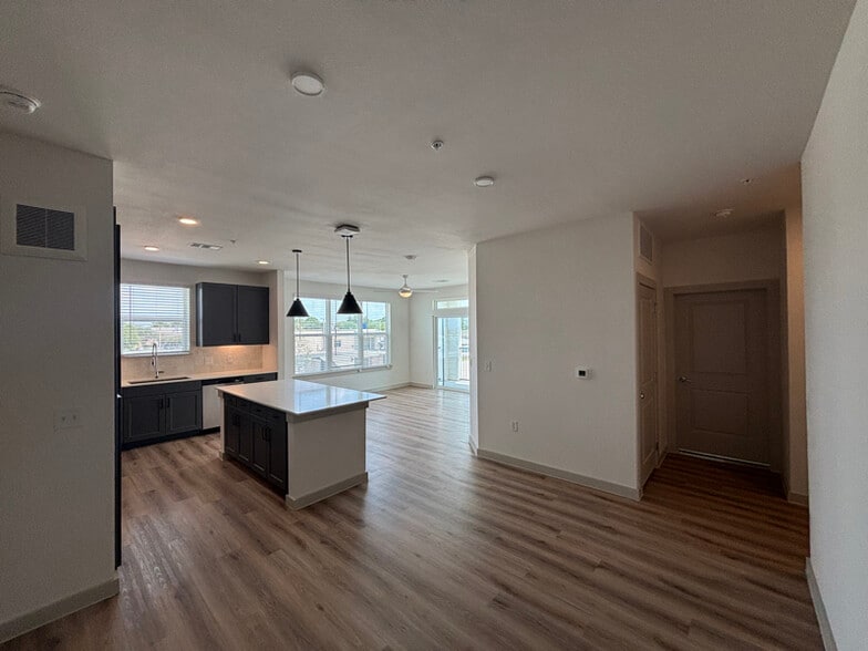 Building Photo - 1301 Leah Ave