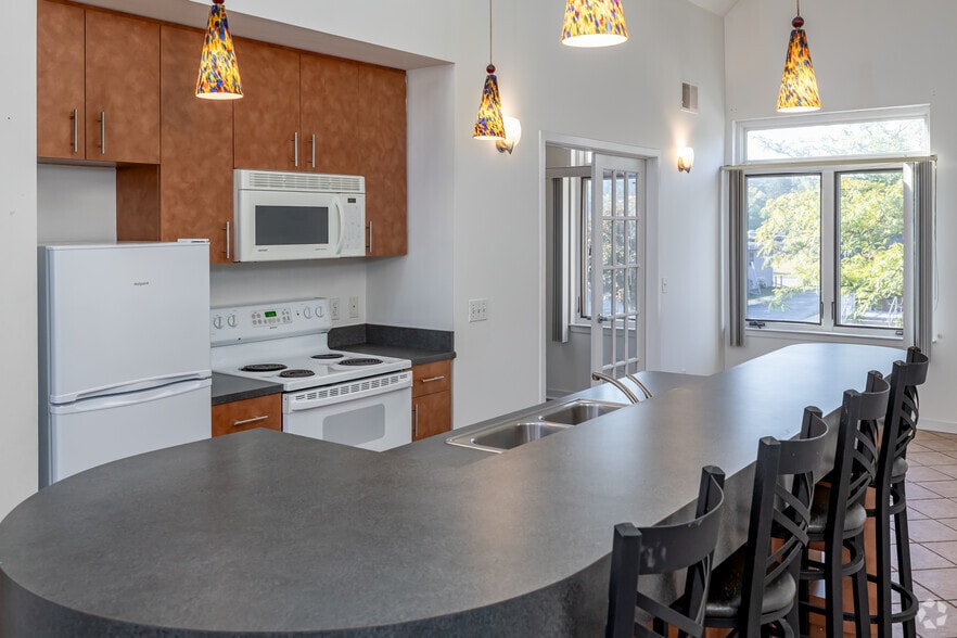 2BR, 1BA - 900SF - Kitchen - 3139 Professional Dr