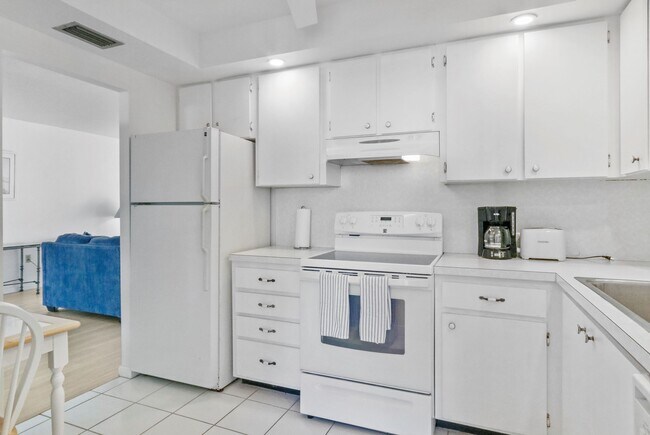 Building Photo - 225 Beach Rd