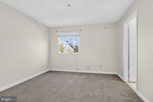 Building Photo - 4950 Columbia Rd