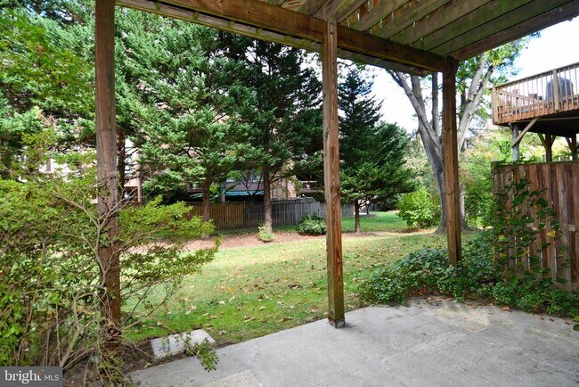 Building Photo - 5175 King Charles Way