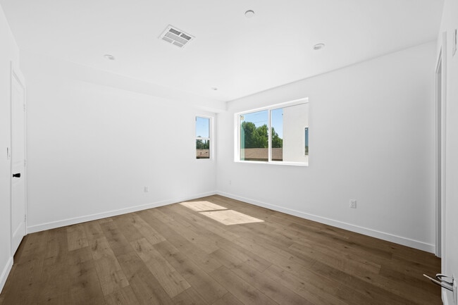 Building Photo - 6832 Hazeltine Ave