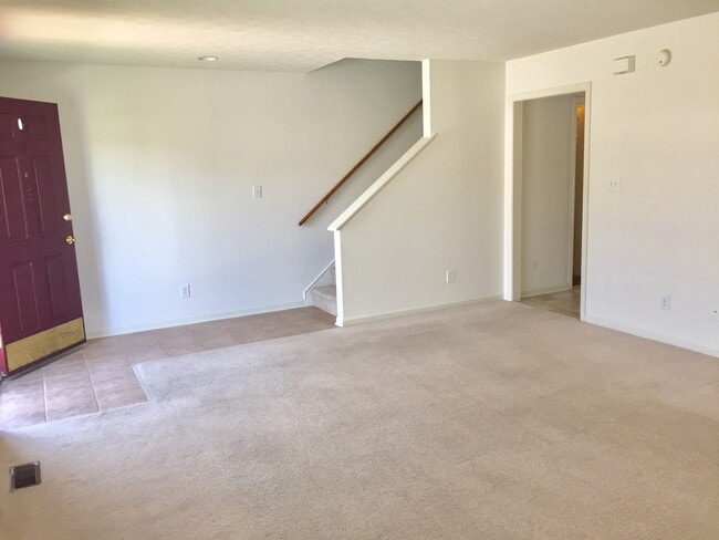 Building Photo - 4 Bedroom 3.5 Bath end unit- Available Aug...