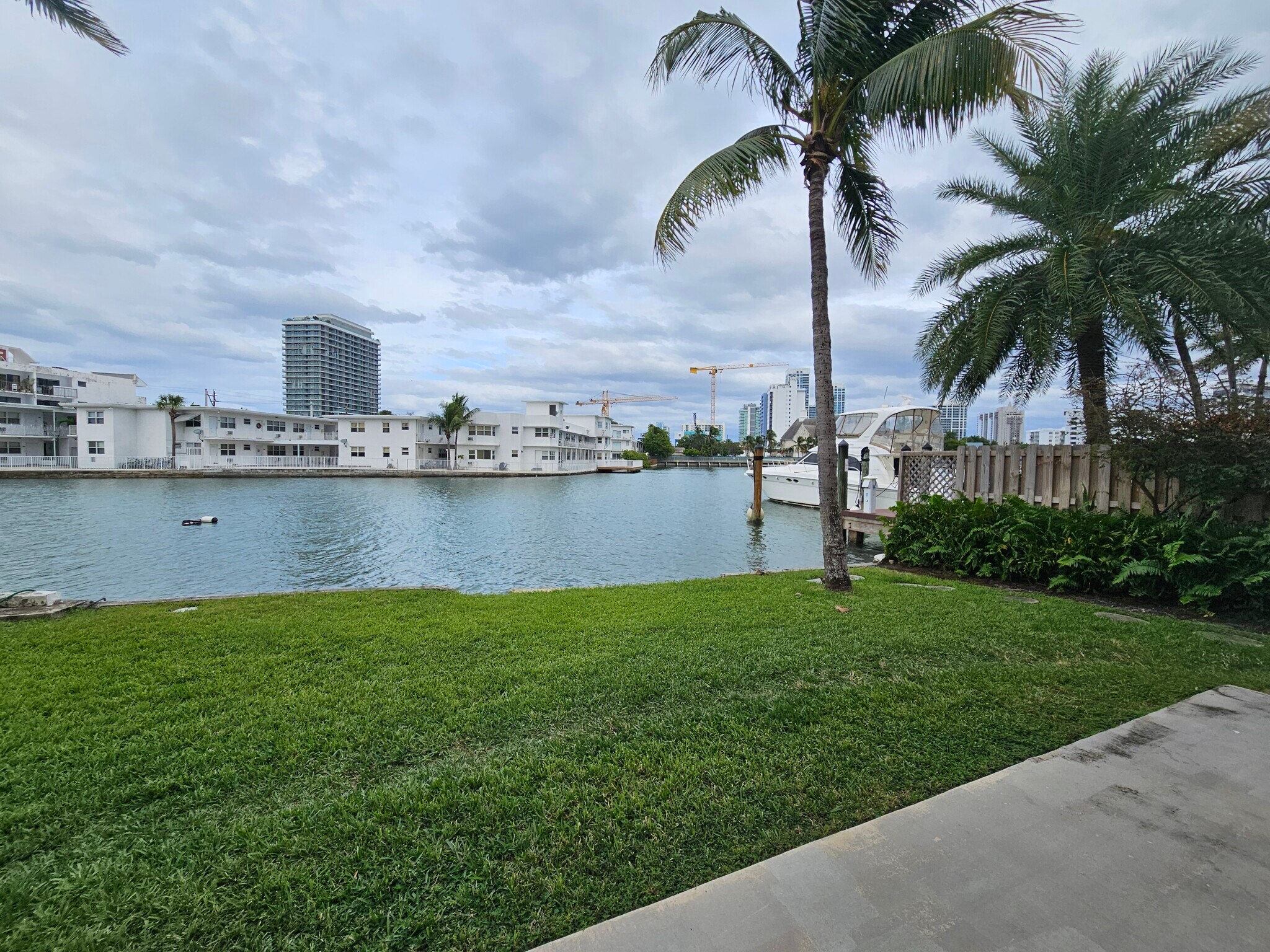 Building Photo - 6905 Bay Dr