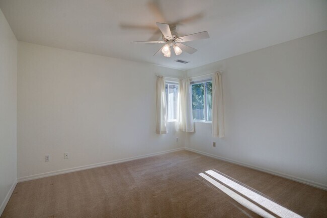 Building Photo - Extra spacious 3 bed 2 bath home in Kingsw...