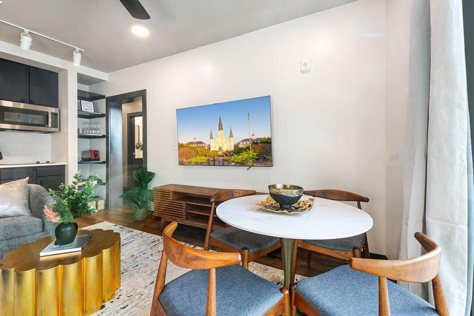 Building Photo - 611 Commerce St