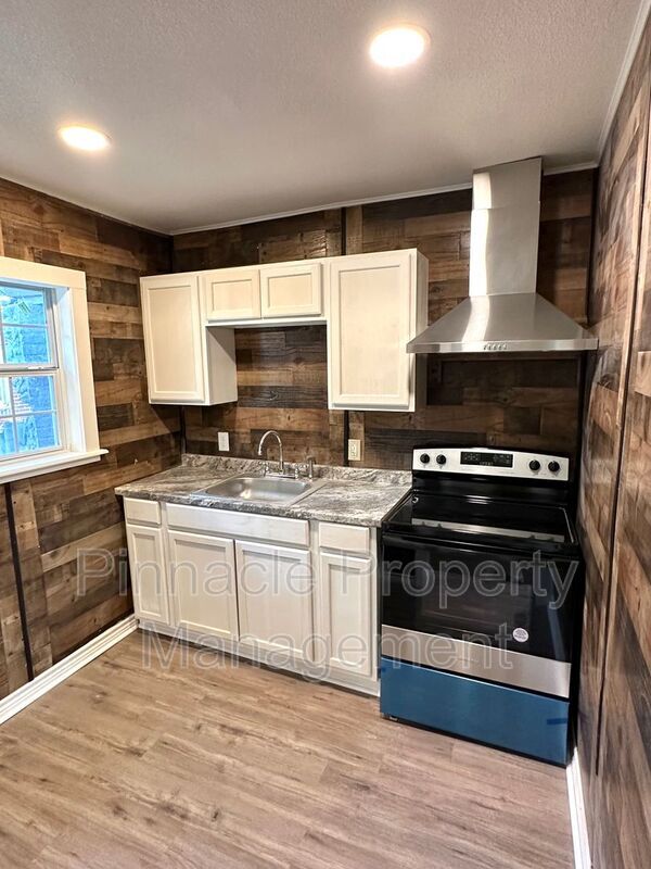 Building Photo - 717 E Harris Ave