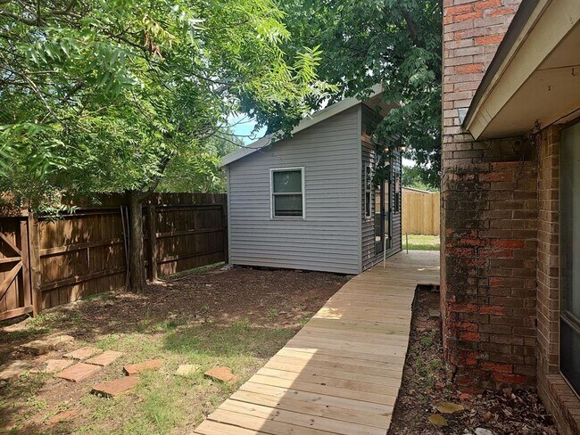 Building Photo - 3300 Choctaw Dr