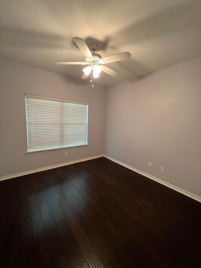 Building Photo - 3 bedroom home over 2100 sqft!  Little Elm...