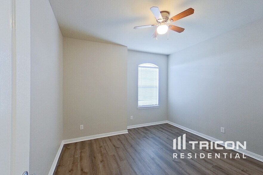 Building Photo - 15904 Alvarado Dr